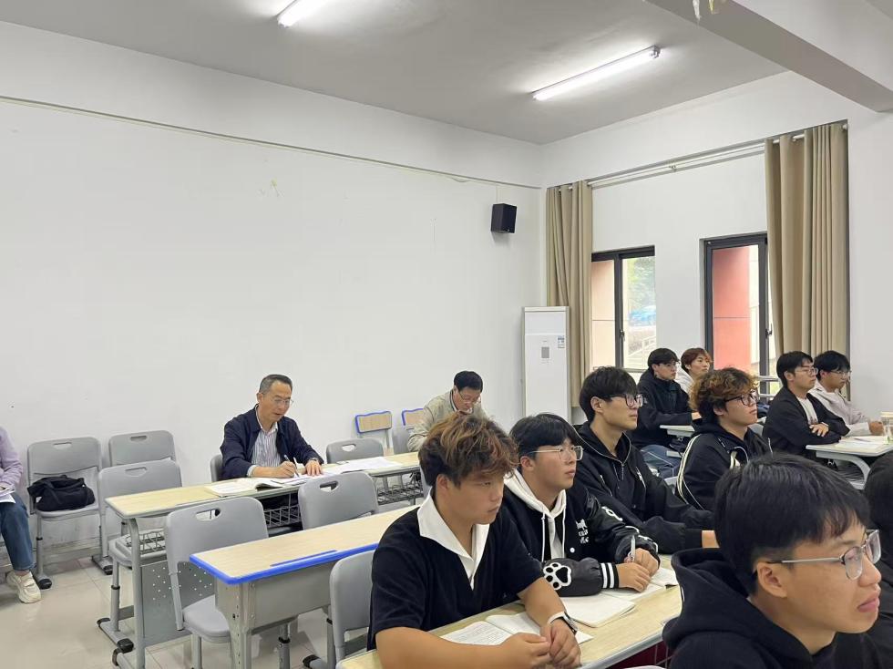 深耕课堂主阵地 把脉思政促提升
——崩兴宇深入思政课堂开展听评课